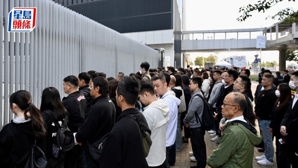 大埔宏福苑大火｜政府今早辦悼念儀式 巿民政總外參與默哀 哽咽稱略盡綿力