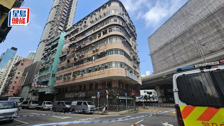 男子墮樓,警方封鎖現場調查。徐裕民攝