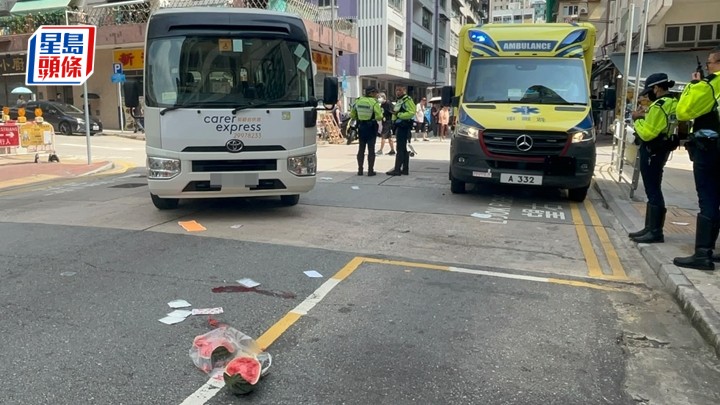 小巴撞倒過路老翁，地上遺下血迹和西瓜。