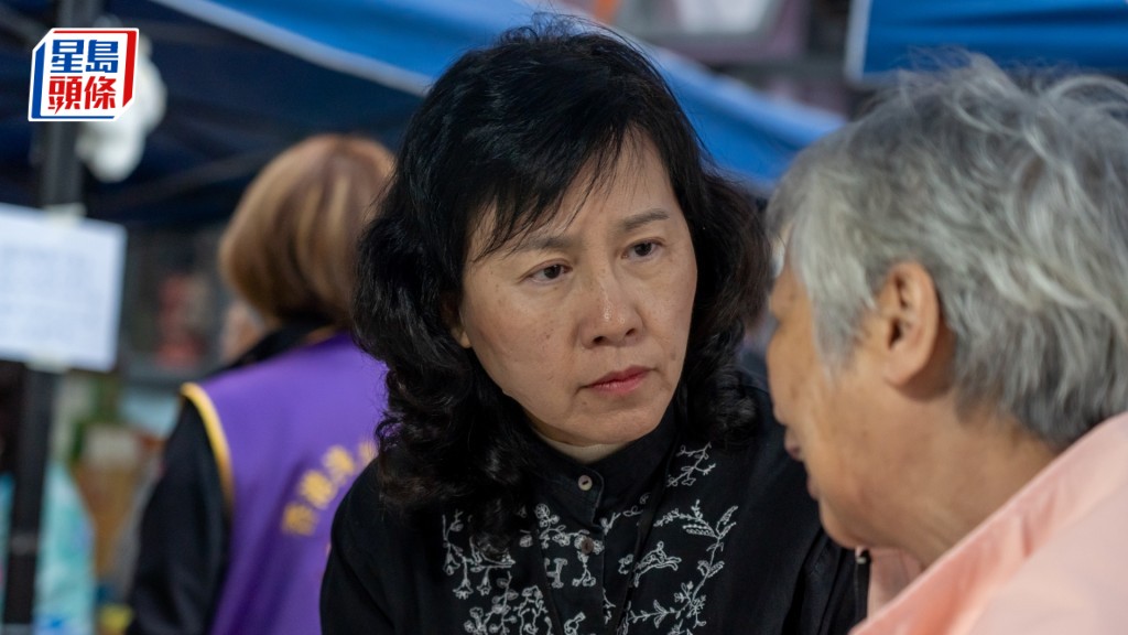 陳美寶日前視察大埔「善樓」來往港鐵大埔墟站的義載服務，並慰問居民。陳美寶網誌圖片