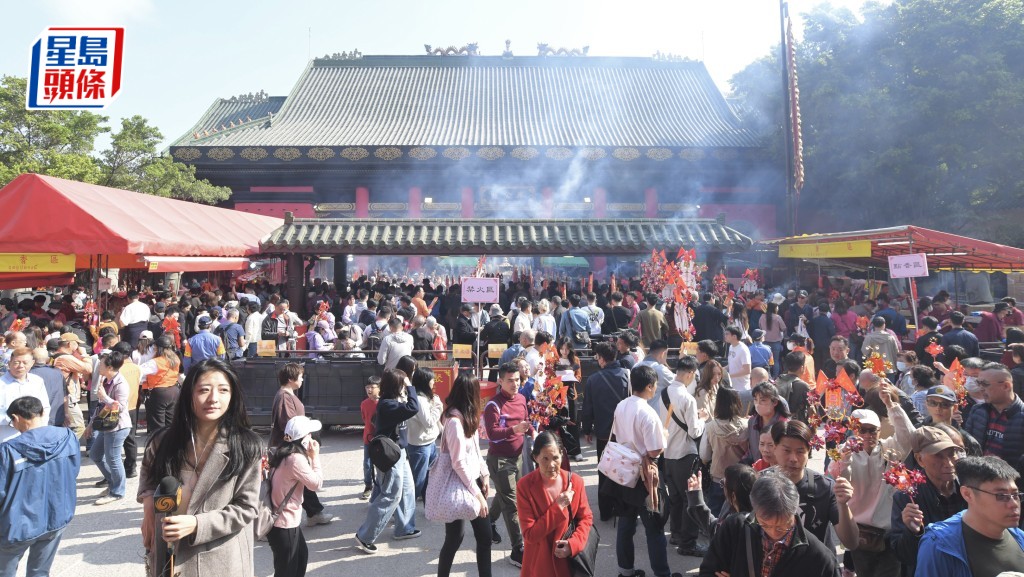 今日（19日）大年初三「赤口」，傳統上不宜出外拜年，不少市民到車公廟祈福參拜。