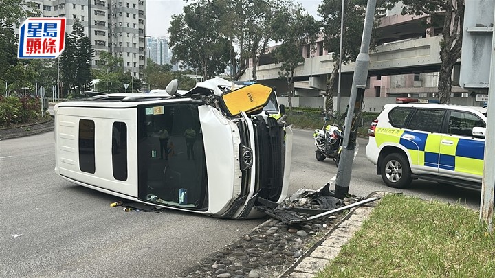 七人車與九巴相撞後翻側。劉漢權攝