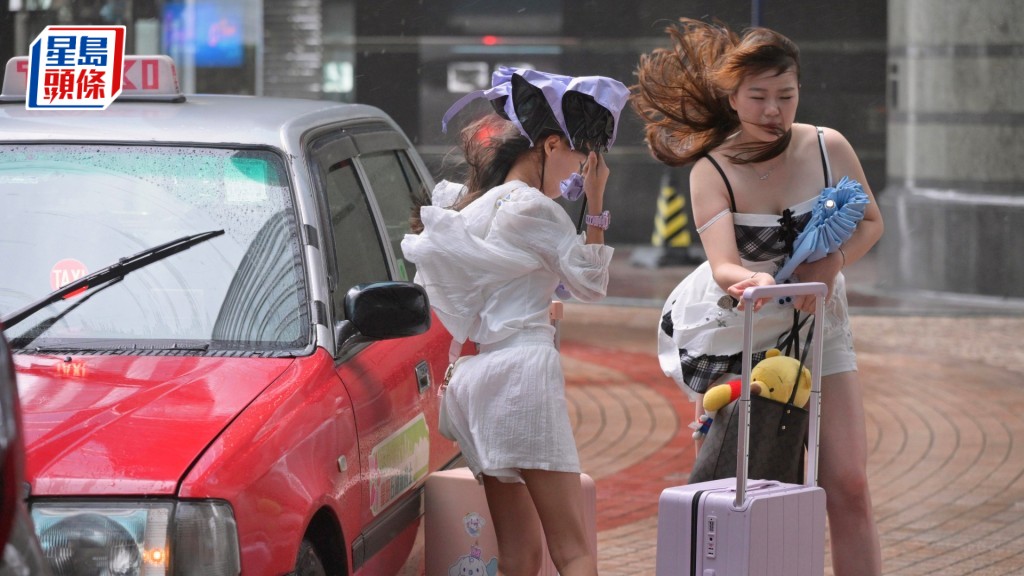 台风「红霞」吹袭香港逾14小时。