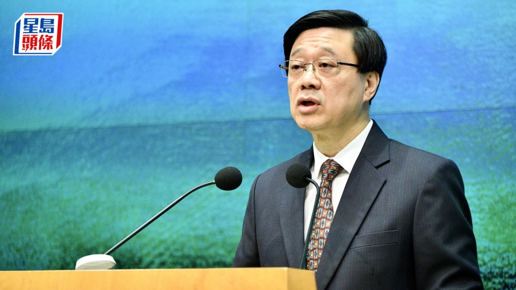 有騙徒懷疑以特首李家超出席活動後會見傳媒的畫面,配上AI生成的聲音「教」人投資高回報投資計劃。資料圖片