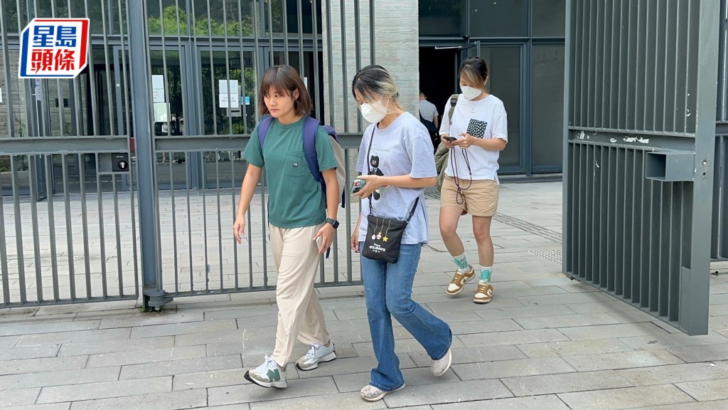 張妻(圖中)及胞姊(圖右)在工權會職員陪同下到殮房認屍。梁國峰攝