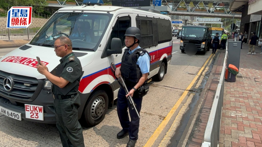 衝鋒警荷槍實彈戒備。楊偉亨攝