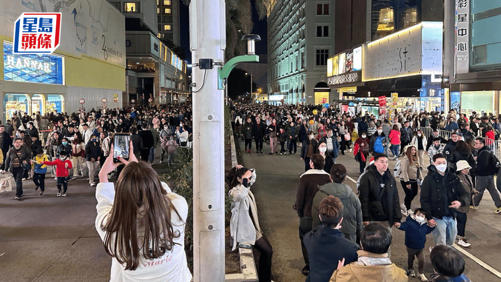 多名市民於尖沙咀一帶慶祝平安夜。