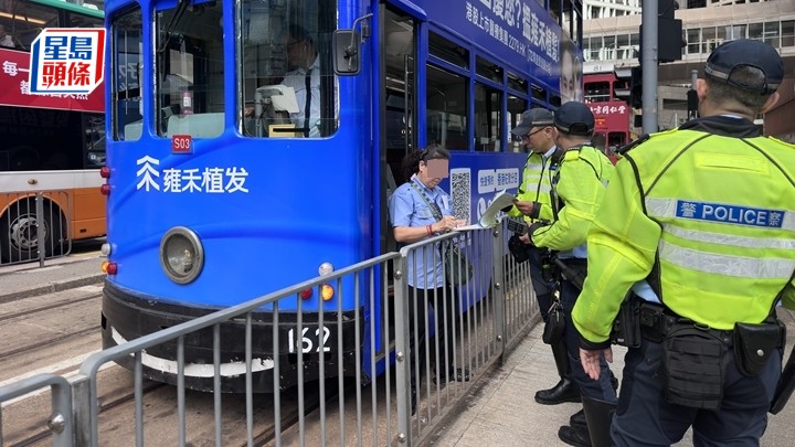 電車撞倒男途人，女車長協助警方調查。梁國峰攝