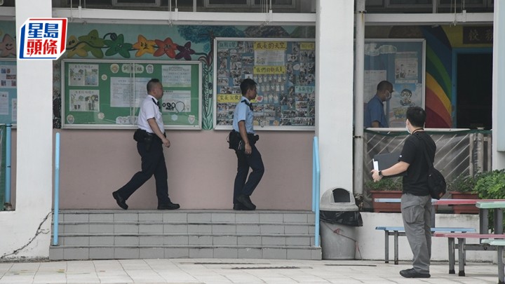 警員在校內調查。梁國峰攝