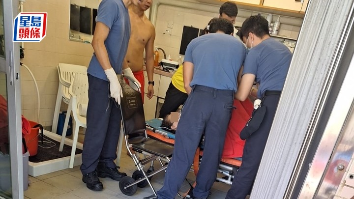 遇溺婦人接受急救。讀者提供圖片