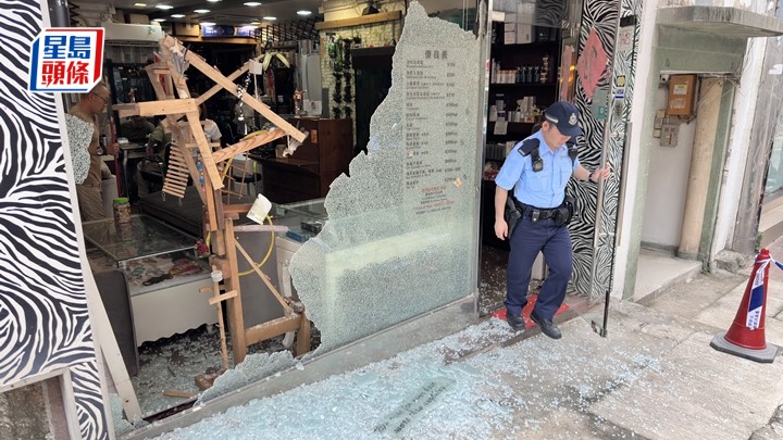 髮型屋爆玻璃，警方列作刑毀案調查。梁國峰攝