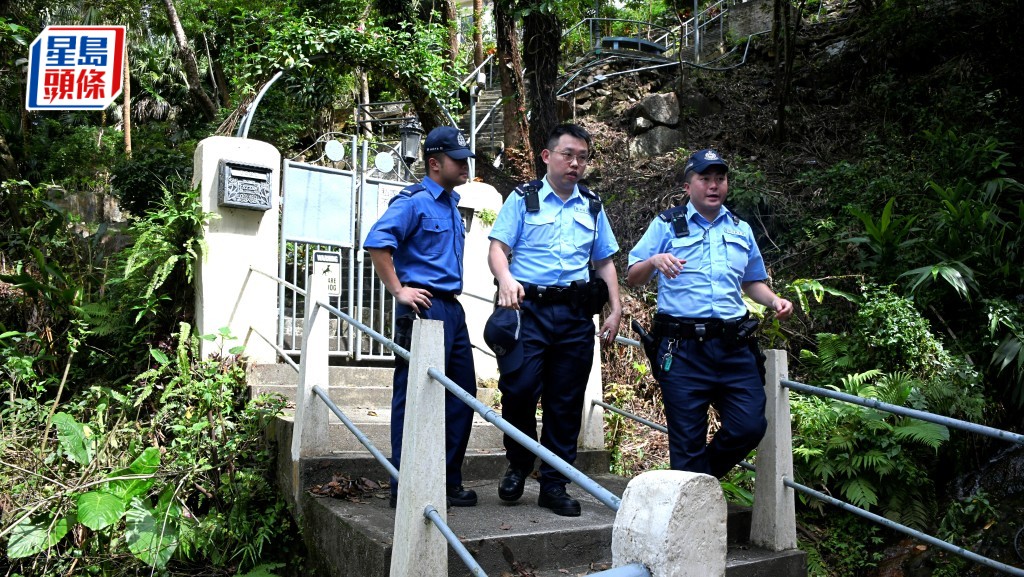 两名工人被弹出碎片击伤脚，自行到医院求医。杨伟亨摄