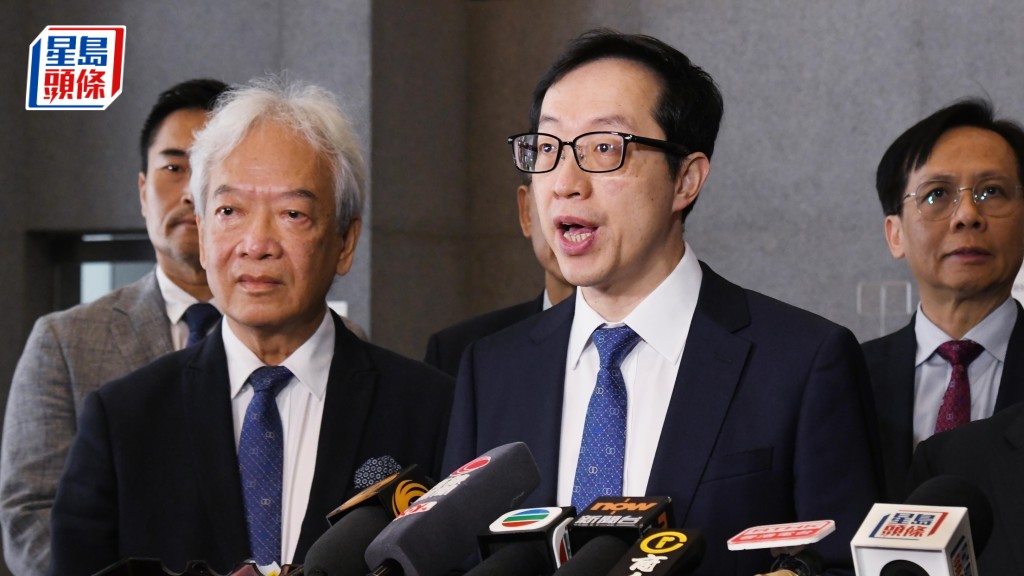 香港中華廠商聯合會今日（8日）向行政長官李家超提交2025年《施政報告》建議書。劉駿軒攝