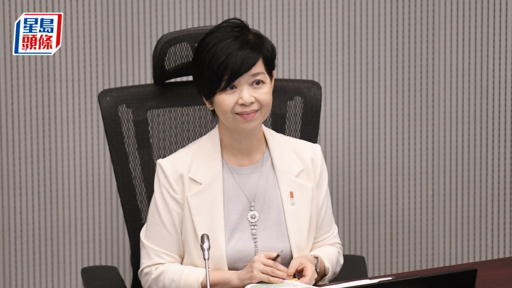 房屋局局長何永賢指今年推售的居屋將改「開門見廁」設計，改為開門見光。資料圖片