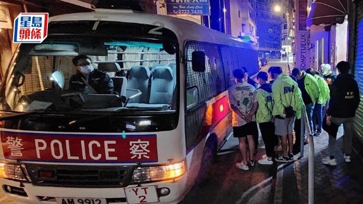 涉案人士被帶走調查。警方提供