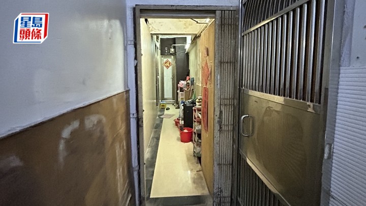 單位塌假天花,女租客被砸中受傷。林思明攝