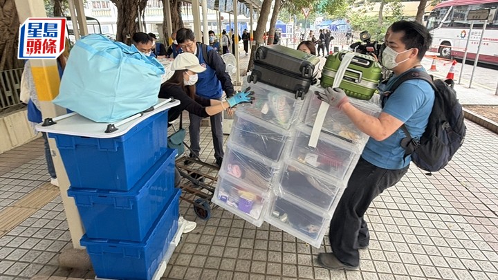 獲聘來港的護理員梁先生搬走宏志閣的全屋家電，返回護老院擺放。梁國峰攝