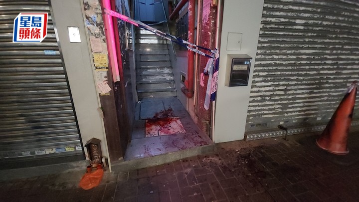現場遺下大灘血迹。黎志偉攝