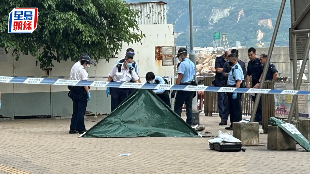 警員檢查死者遺體。曾志恒攝