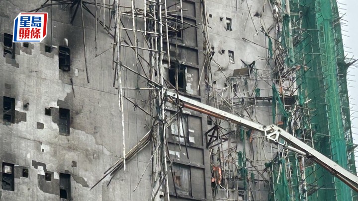 石屎泵車在宏昌閣外，輸送混凝土至個別單位進行鞏固工程。蔡楚輝攝