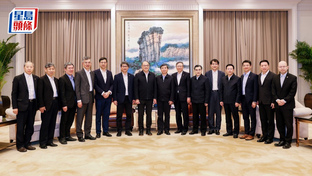 理大校董會主席林大輝（左七）、校長滕錦光（右七）昨日率領代表團前往福建福州考察，並與福建省委書記、省人大常委會主任周祖翼先生（右八）會晤。理大提供