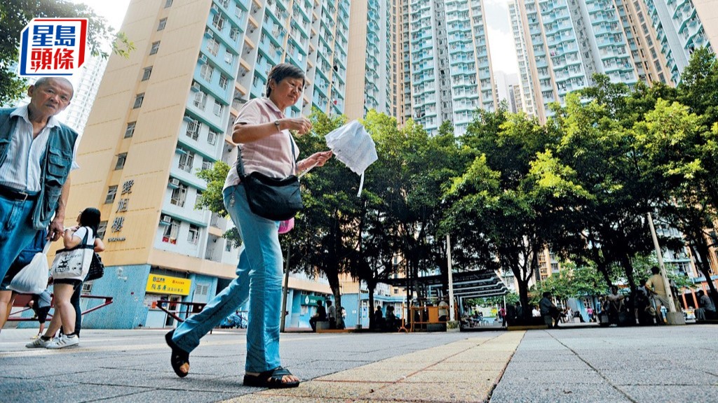 房委會在2006年推行全方位維修計劃，透過主動勘察及保養公屋單位，以優化資產質素及延長公屋單位的使用年期。資料圖片