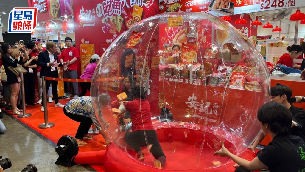 香港美食貿易博覽，有參展商繼續推出一蚊鮑魚吸客。楊婉婷攝