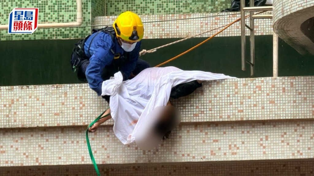 女子墮樓倒臥簷篷，當場不治。梁國峰攝  