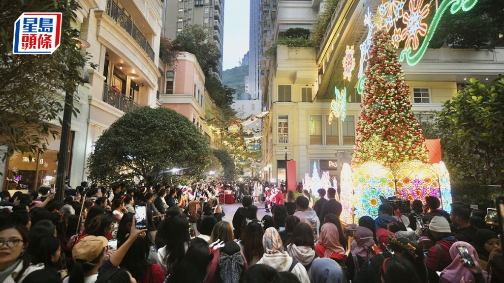 聖誕｜利東街8米聖誕樹成打卡熱點 遊客特意感受節日氣氛