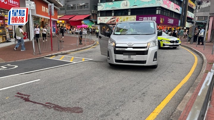 貨Van撞倒過路男，地上遺血迹。資料圖片