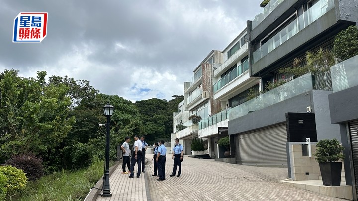 警員證實一頭野豬伏屍屋苑對開山邊。梁國峰攝