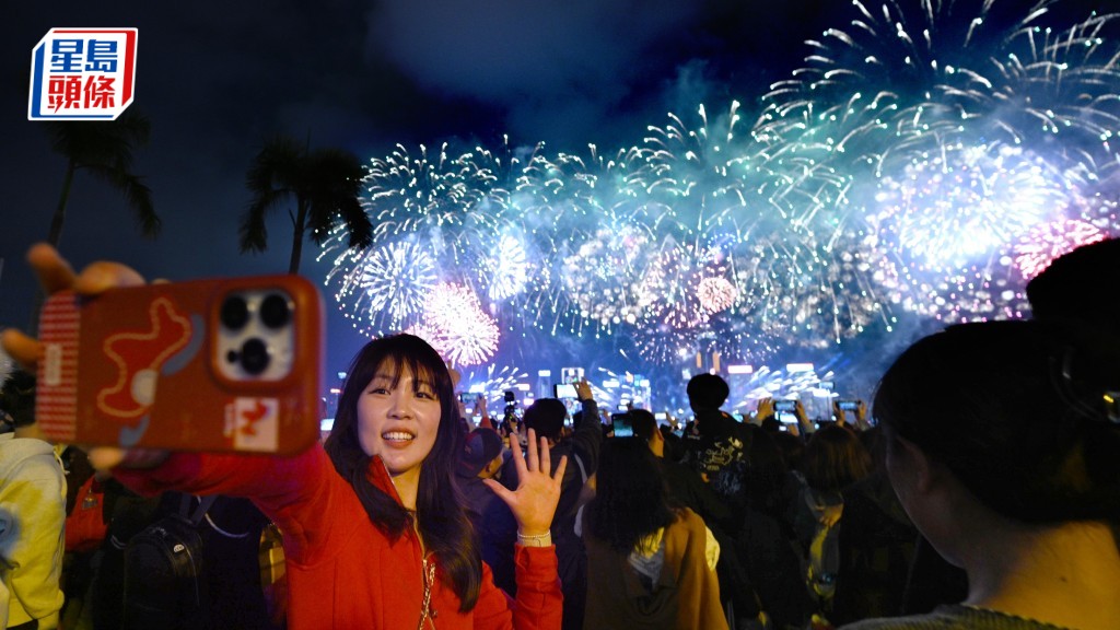 年初二煙花︱數以十萬計市民維港兩岸觀賞 內地遊客：煙花年味很重很震撼 深感不虛此行