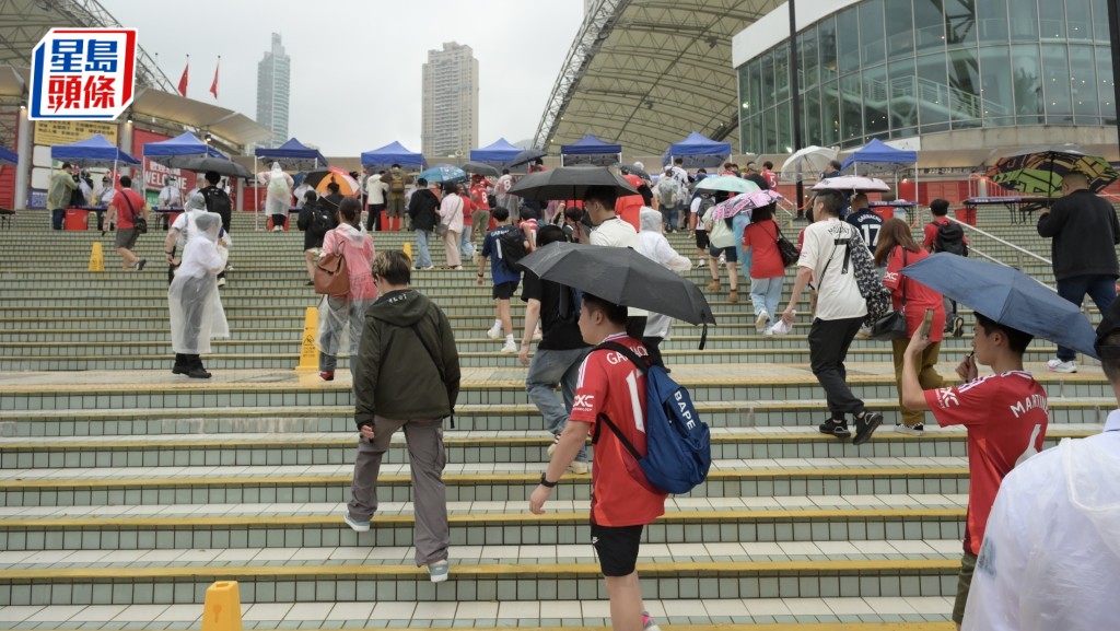 曼聯訪港—紅魔死忠冒雨力撐 對愛隊重新崛起充滿信心:下季爭冠!