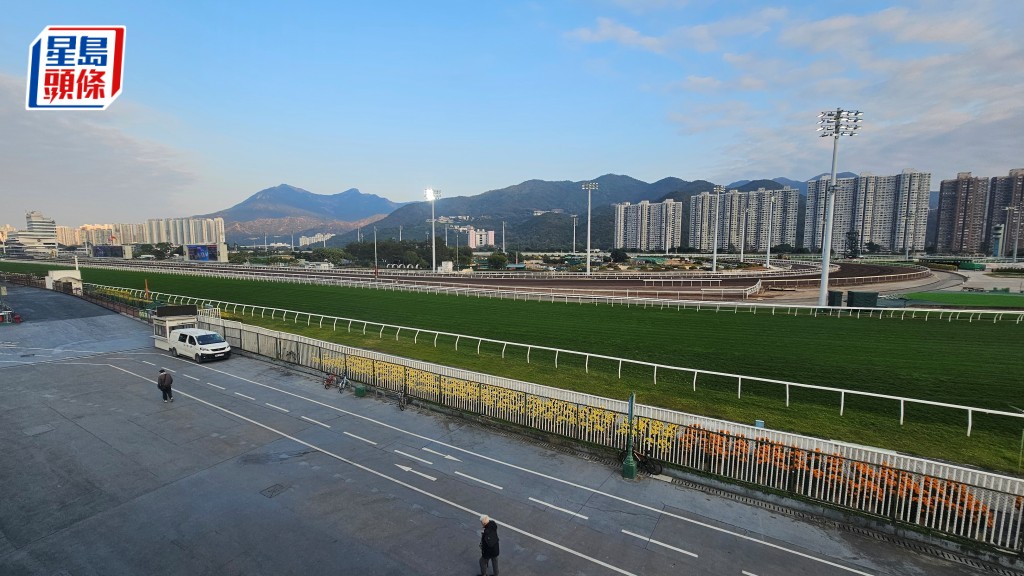 沙田馬場「家傳之寶」入閘後發生意外 女騎師黃寶妮右腿受傷送院。資料圖片