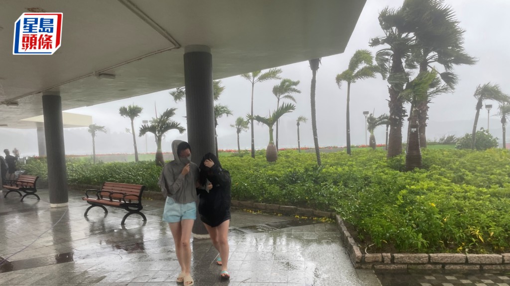 韋帕颱風.10號風球直擊|杏花邨橫風橫雨巨浪拍岸 有居民無懼風雨到戶外感受風力
