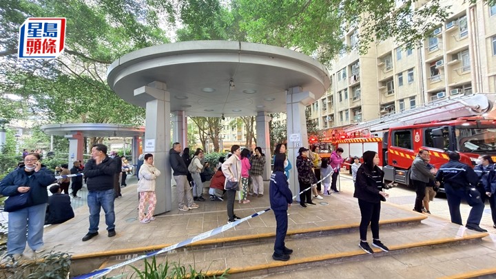 大批居民疏散落樓暫避。梁國峰攝