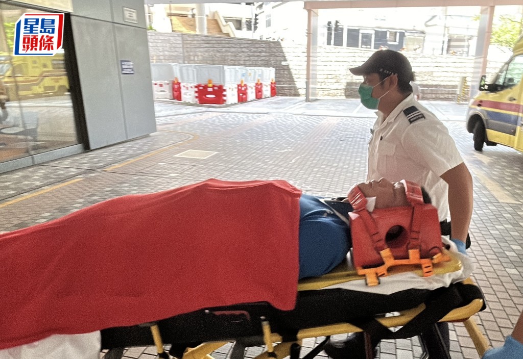 被困司機獲救後送院治理。林思明攝
