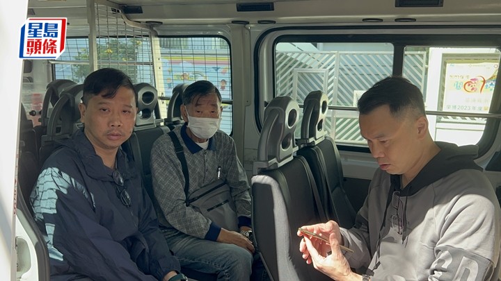 男子(中)被女賊搶走金戒指,由兒子陪同上警車協助警員調查。