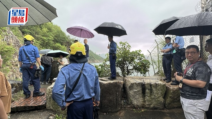 救援人員證實男子倒斃石灘上。劉漢權攝