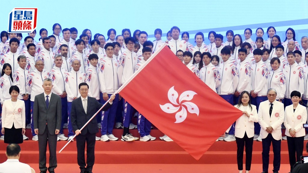 第十五屆全國運動會香港特區代表團今日（15日）於九龍公園體育館舉行授旗儀式。何君健攝