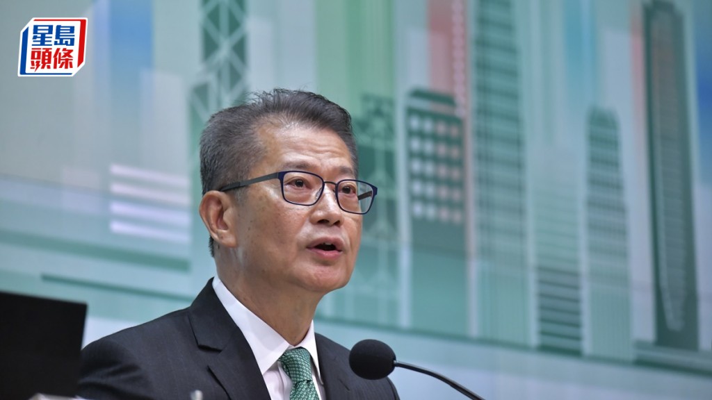 陳茂波預料本港第三季外圍經濟環境將持續艱難 。陳極彰攝