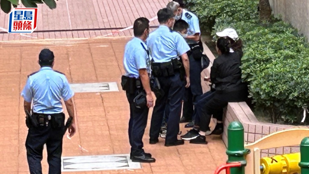 女親友認屍傷心落淚,在旁親友忙加安慰。蔡楚輝攝