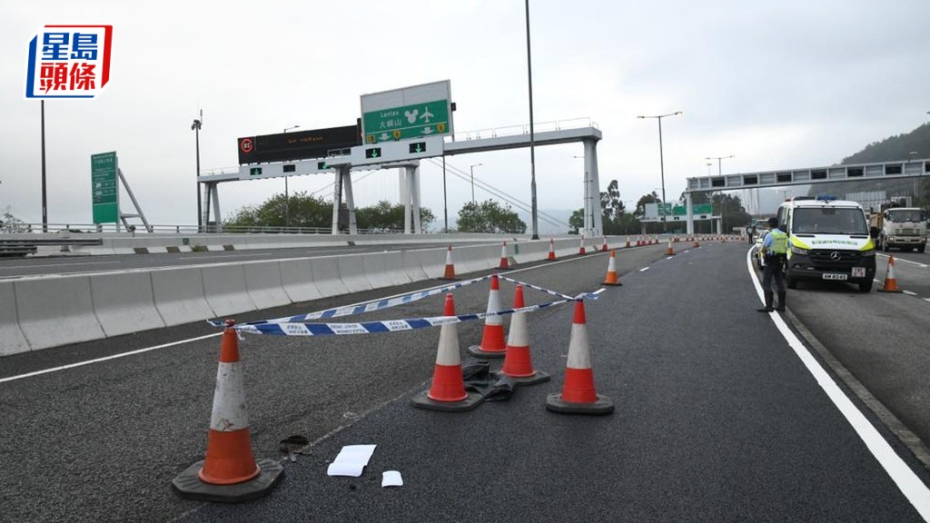被告張惠森涉於青沙公路危駕撞死菲籍修路工人，案發後警方於現場封路調查。資料圖片