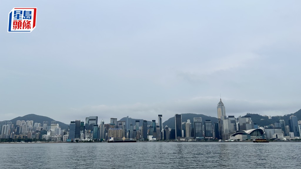 今日大致多雲,短暫時間有陽光,下午天氣酷熱,最高氣溫33度。蔡楚輝攝