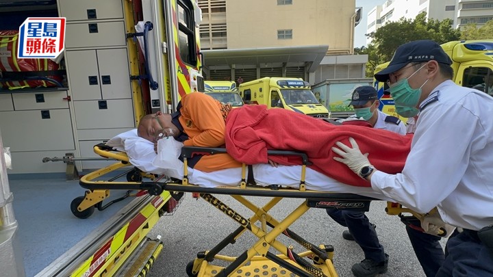 男職員暈倒由救護車送院。梁國峰攝