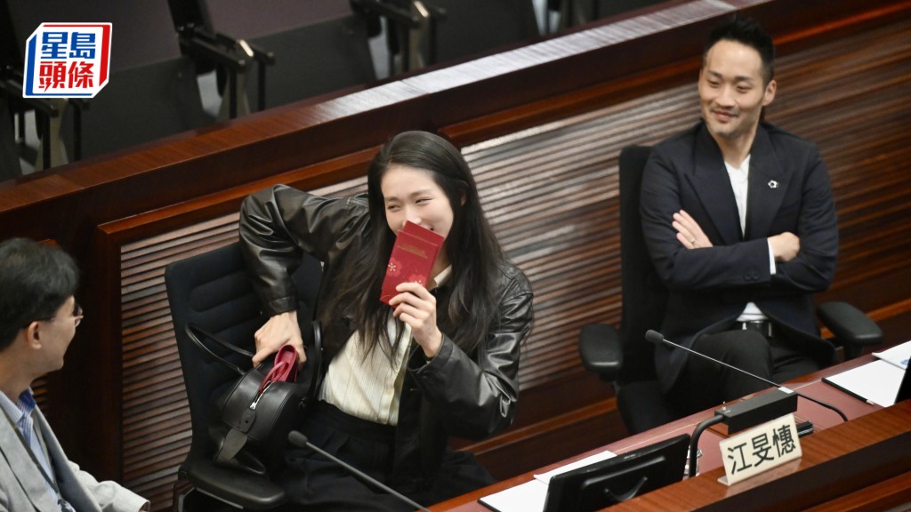 江旻憓收「一男子」利是甜笑回應 向記者派利是須三度「補飛」｜Kelly Online