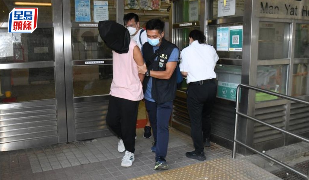 重案組警員在柴灣興民邨民逸樓一單位拘捕一名男子。資料圖片