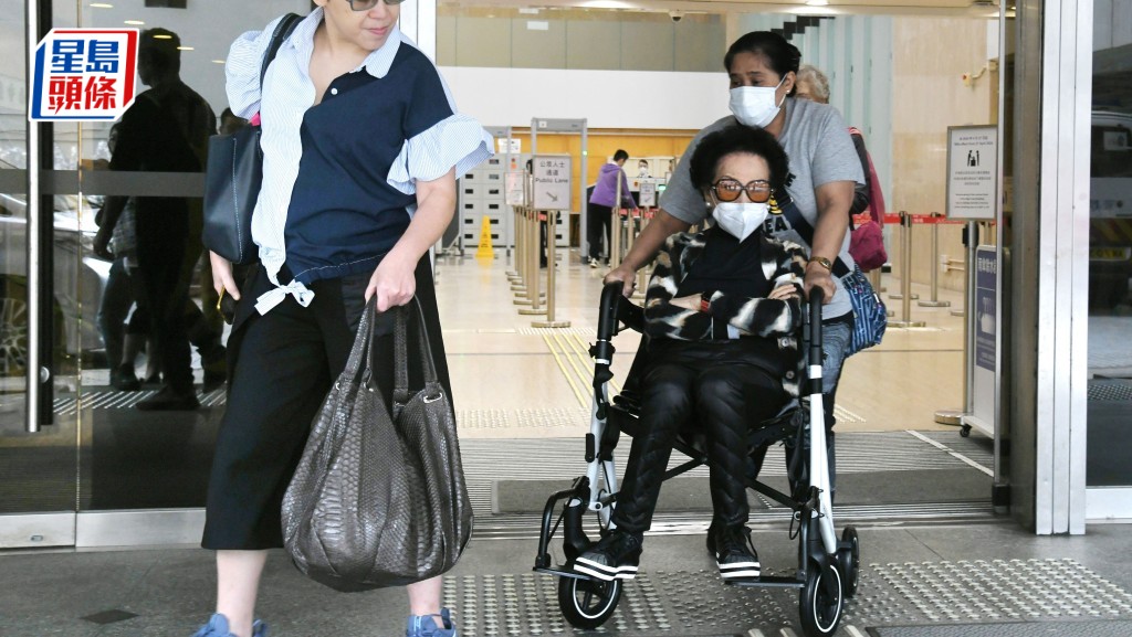 三太顧瑞英（坐輪椅者）指未聞高發曾發律師信指控林伯慣以財富地位影響人，亦不曾要林伯負責高發的欠款。何健勇攝