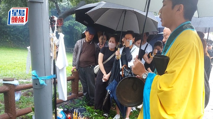 眾親友路祭，死者父母及胞姐傷心欲絕。曾海帆攝