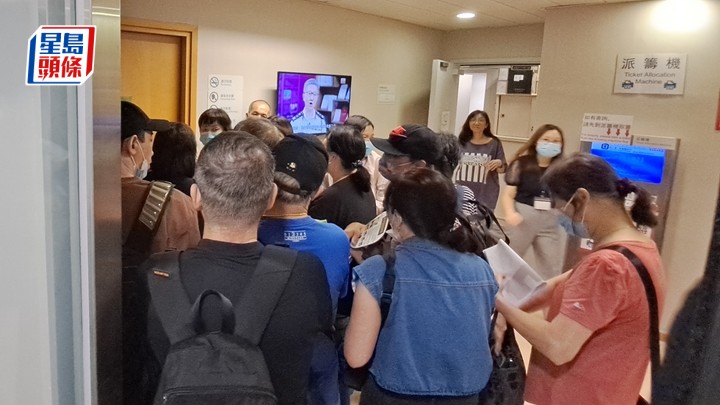 大班麵包西餅員工到勞工處求助。林思明攝